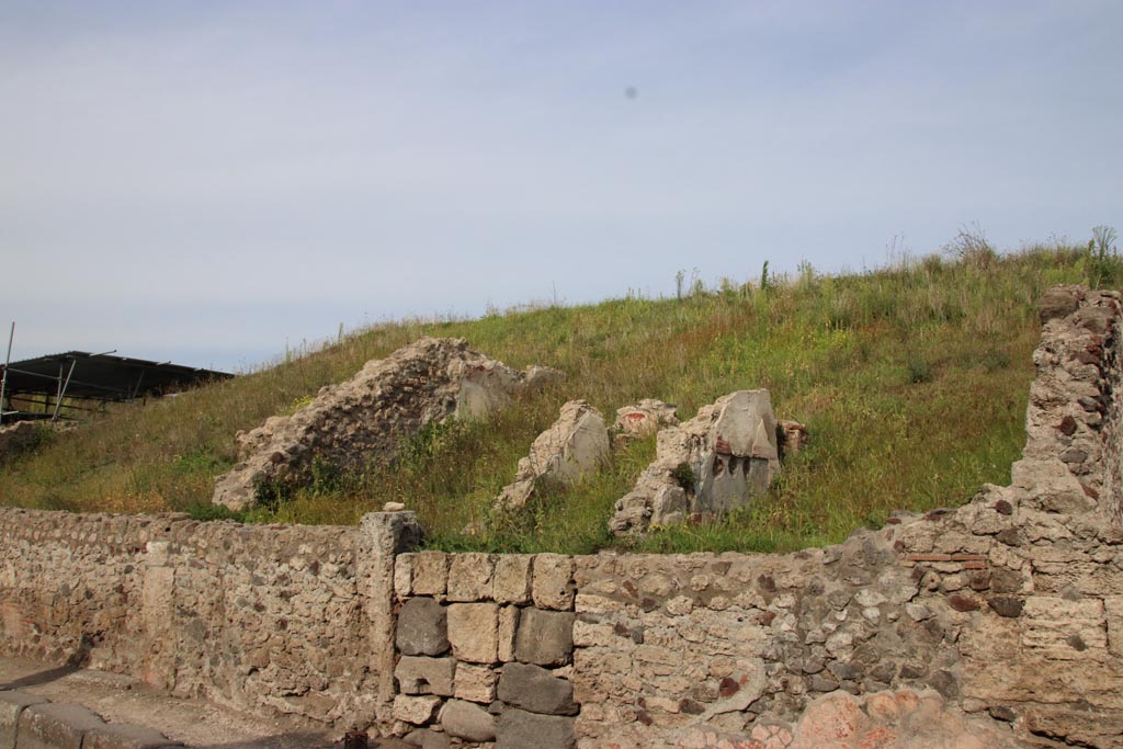 Via del Vesuvio, east side, Pompeii. October 2022. Looking north-east towards entrance doorway of V.6.8. Photo courtesy of Klaus Heese.