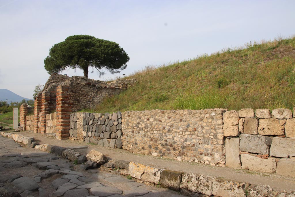 Via del Vesuvio, east side, Pompeii. October 2022. Looking north from V.6.14, on right. Photo courtesy of Klaus Heese.