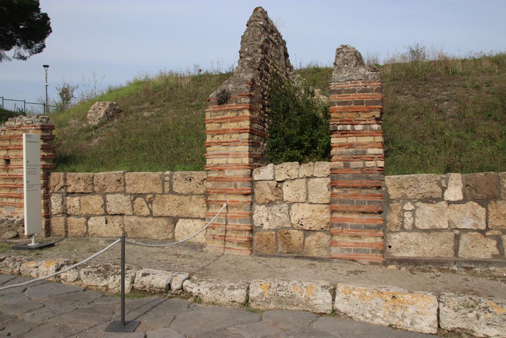 Via del Vesuvio, east side, Pompeii. October 2022. 
Looking east, with V.6.18, on left, V.6.17, in centre, and V.6.16, on right. Photo courtesy of Klaus Heese.
