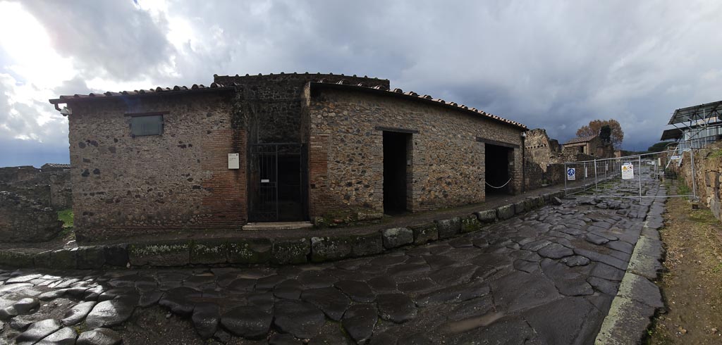Via del Vesuvio, Pompeii. December 2023. Looking north along west side with VI.16.15 doorway, in centre. Photo courtesy of Miriam Colomer.