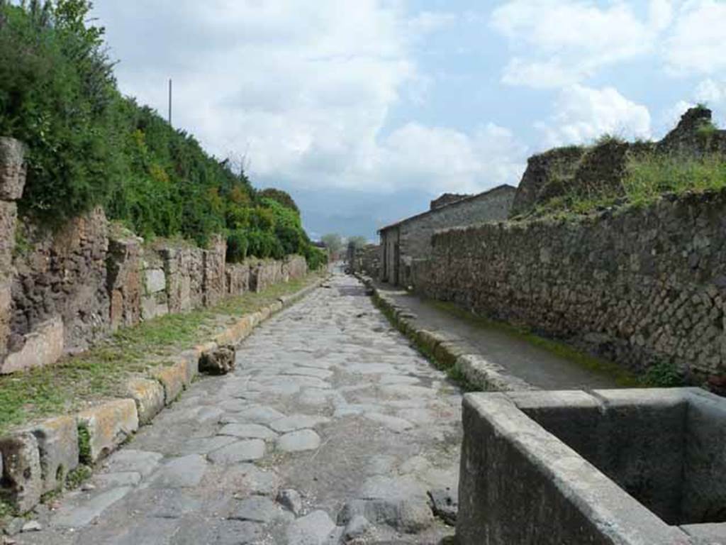 Via del Vesuvio, May 2010. Looking south between V.6 and VI.16, from north of  VI.16.18.