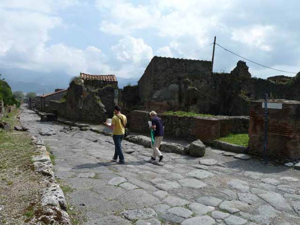 Via del Vesuvio, east side, May 2010. Looking south along VI.16, from VI.16.21.