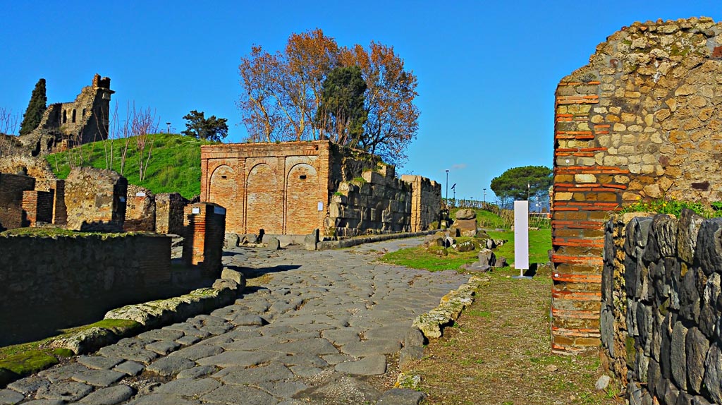 Via Vesuvio, Pompeii. December 2019. Looking north to Vesuvian Gate. Photo courtesy of Giuseppe Ciaramella.