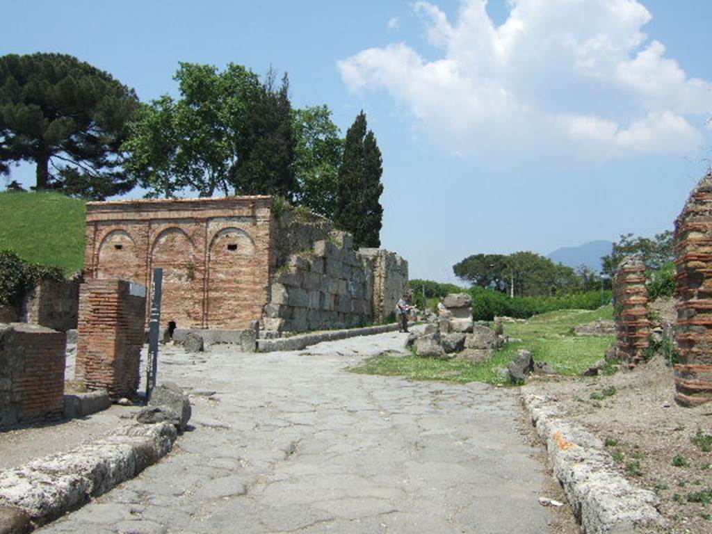 Via del Vesuvio (Via Stabiana). Looking north to water tower and Vesuvian Gate. May 2006.