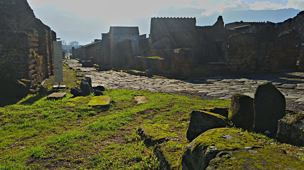 Via del Vesuvio, Pompeii. December 2019. Looking south from east side of Vesuvian Gate. Photo courtesy of Giuseppe Ciaramella.