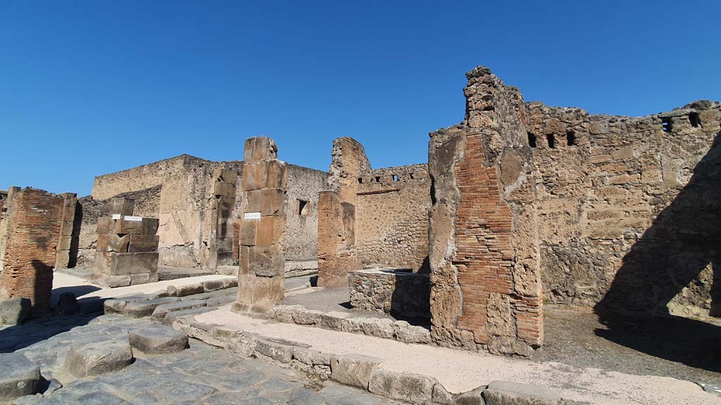 Via dell’Abbondanza, north side, Pompeii. July 2021. 
Looking north-west towards Via Stabiana, on left, with IX.1.16, in centre, and other doorway at IX.1.15 on Via Stabiana. 
Foto Annette Haug, ERC Grant 681269 DÉCOR.
