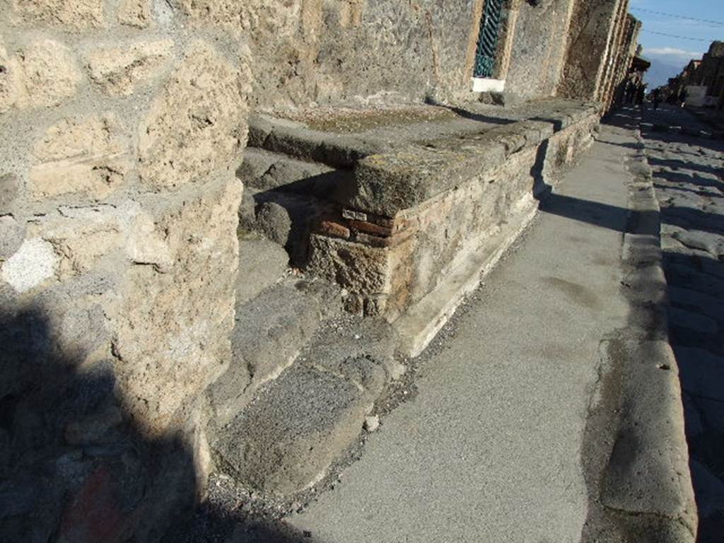 Via dell’ Abbondanza. North side. Looking east along podium of IX.1.20. December 2006.  