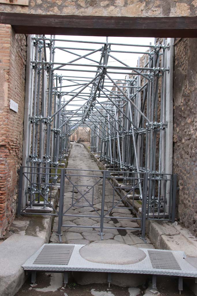 Via dell’Abbondanza, north side. October 2020. Looking north along Vicolo di Tesmo between IX.1 and IX.7. 
Photo courtesy of Klaus Heese.

