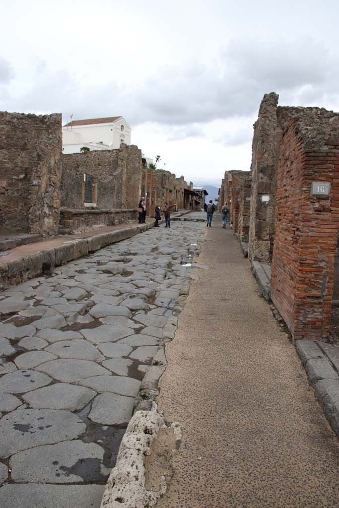 Via dell’Abbondanza. October 2020. Looking east between IX.1 and I.4, from near I.4.16. 
Photo courtesy of Klaus Heese.
