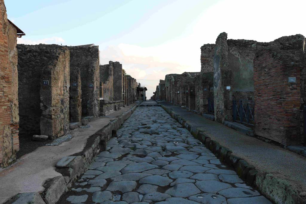 Via dell’Abbondanza, December 2018. Looking east between IX.1 and I.4, from near IX.1.17 on left. Photo courtesy of Aude Durand.

