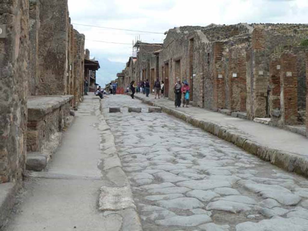 Via dell’ Abbondanza. May 2010. Looking east between IX.1 and I.4, from near IX.1.19.