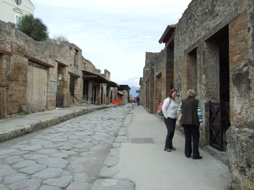 Via dell’Abbondanza between IX.7 and I.6. Looking east from I.6.12. March 2009.