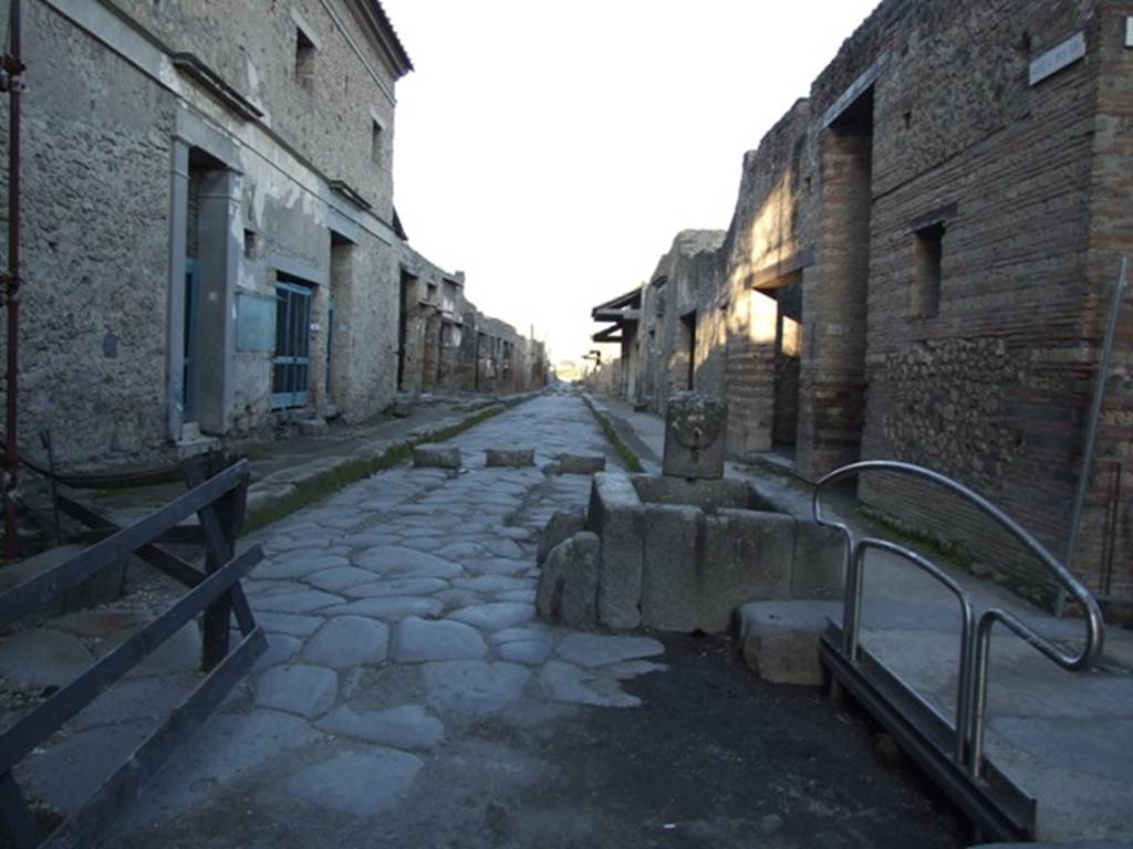 Via dell’Abbondanza, March 2009. Looking east between IX.13 and I.9, from near IX.12.7. 