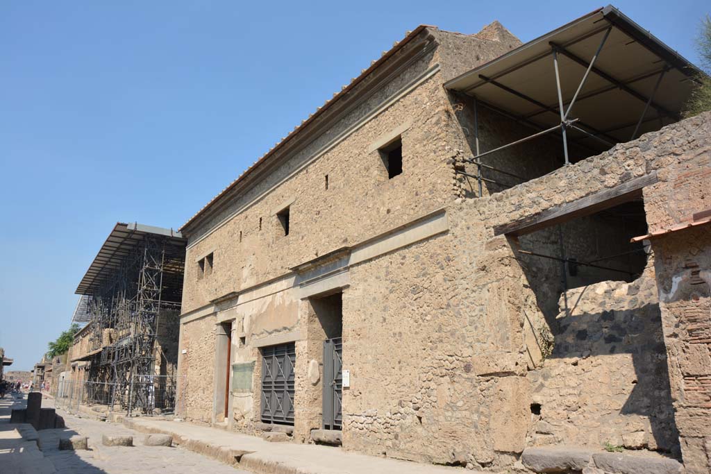 Via del Abbondanza, north side, Pompeii. July 2017. Looking west from IX.13.4, on right.
Foto Annette Haug, ERC Grant 681269 DÉCOR.
