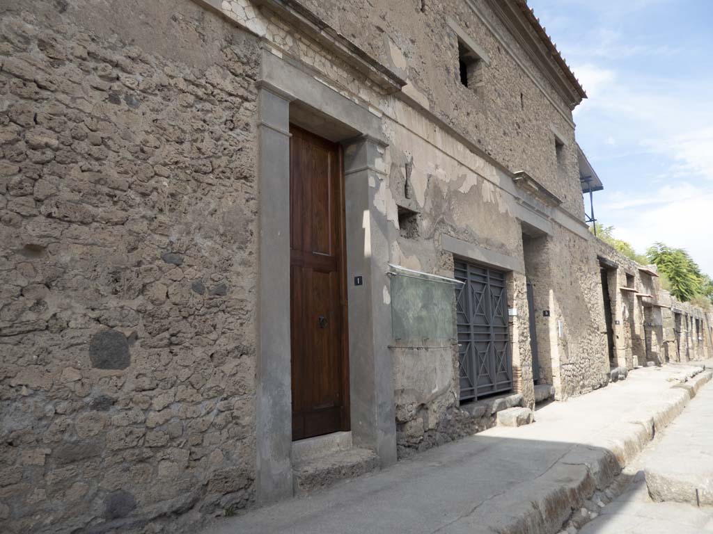 Via dell’Abbondanza, north side, Pompeii. September 2017. Looking east from IX.13.1. 
Foto Annette Haug, ERC Grant 681269 DÉCOR.
