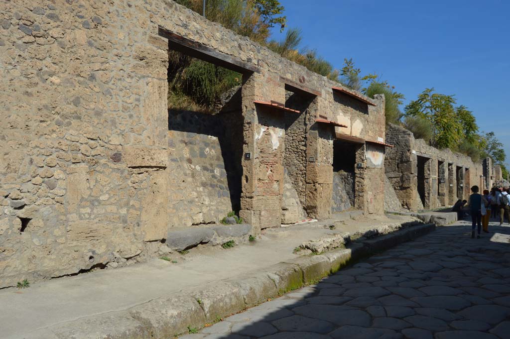 Via dell’Abbondanza, north side, Pompeii. October 2017. Looking east from IX.13.4, towards III.1, on right.
Foto Taylor Lauritsen, ERC Grant 681269 DÉCOR.
