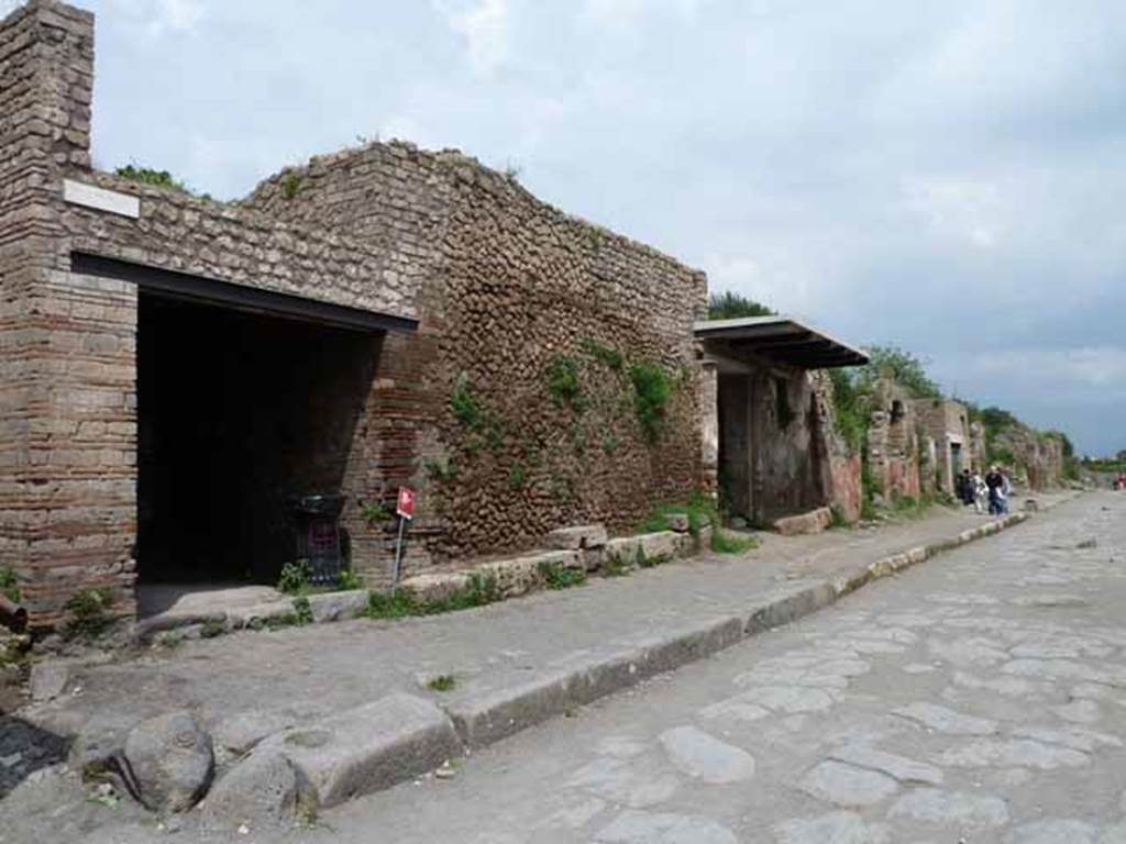 Via dell’Abbondanza, north side. May 2010. Looking east along III.5, from near junction.