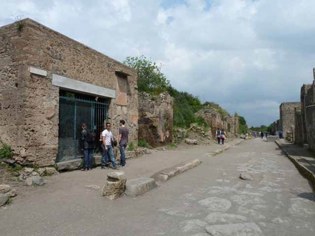 Via dell’Abbondanza, north side. May 2010. Looking east along III.6, from junction.