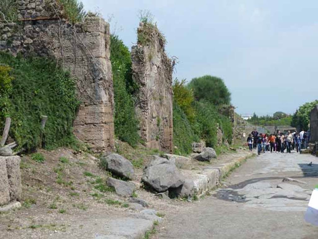 Via dell’Abbondanza, north side. May 2010. Looking east from III.6.5 at a junction with an unnamed vicolo and III.7.