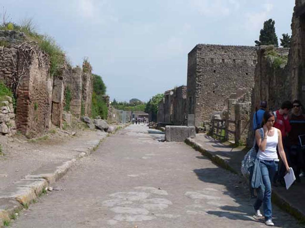 Via dell’Abbondanza. May 2010. Looking east between III.6 and II.3.