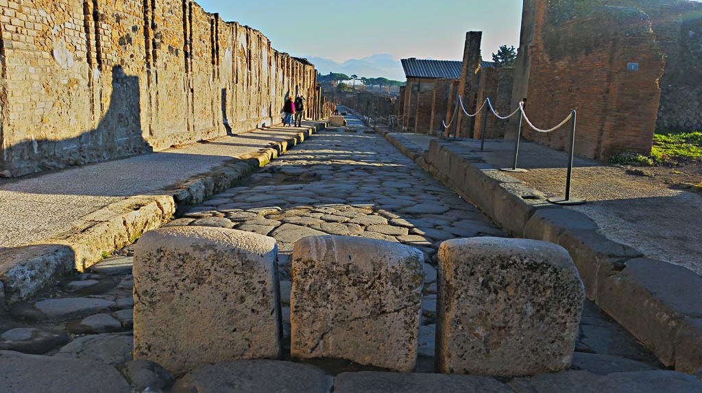 Via dell’Abbondanza, Pompeii. 2017/2018/2019. Looking east from between VII.9.1, on left, and VIII.3.1, on right.
Large stone blocks effectively pedestrianizing the Forum. Photo courtesy of Giuseppe Ciaramella.