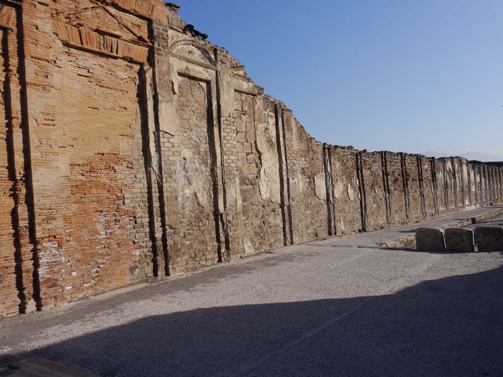 Via dell’Abbondanza, Pompeii. March 2019. Exterior south wall of Building of Eumachia on north side of Via dell’Abbondanza.
Foto Anne Kleineberg, ERC Grant 681269 DÉCOR.