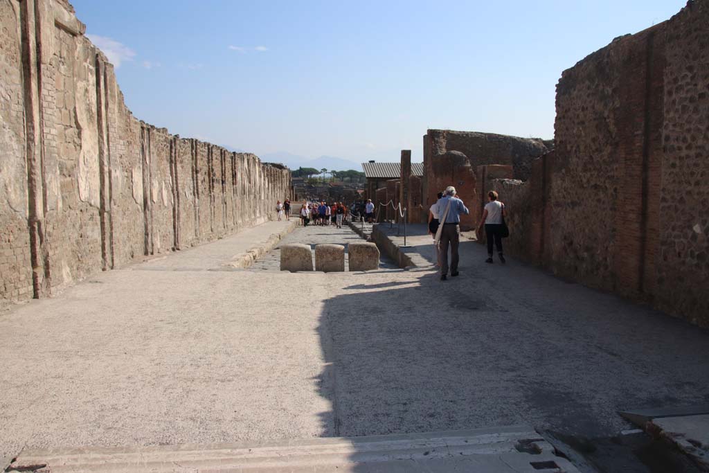 Via dell’Abbondanza. September 2017. Looking east from the Forum, between VII.9 and VIII.3.
Photo courtesy of Klaus Heese.