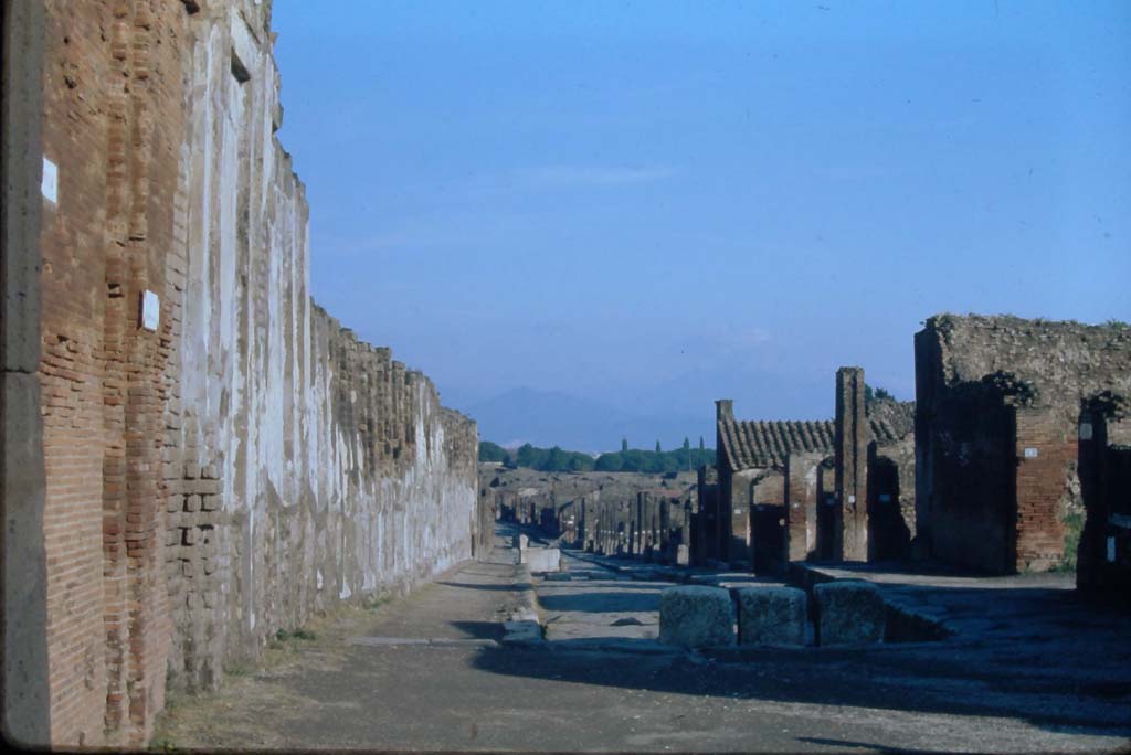 Via dell’ Abbondanza, 4th December 1971. Looking east from junction with Forum.
VII.9 is on the left, VIII.3 is on the right. Photo courtesy of Rick Bauer, from Dr. George Fay’s slides collection.