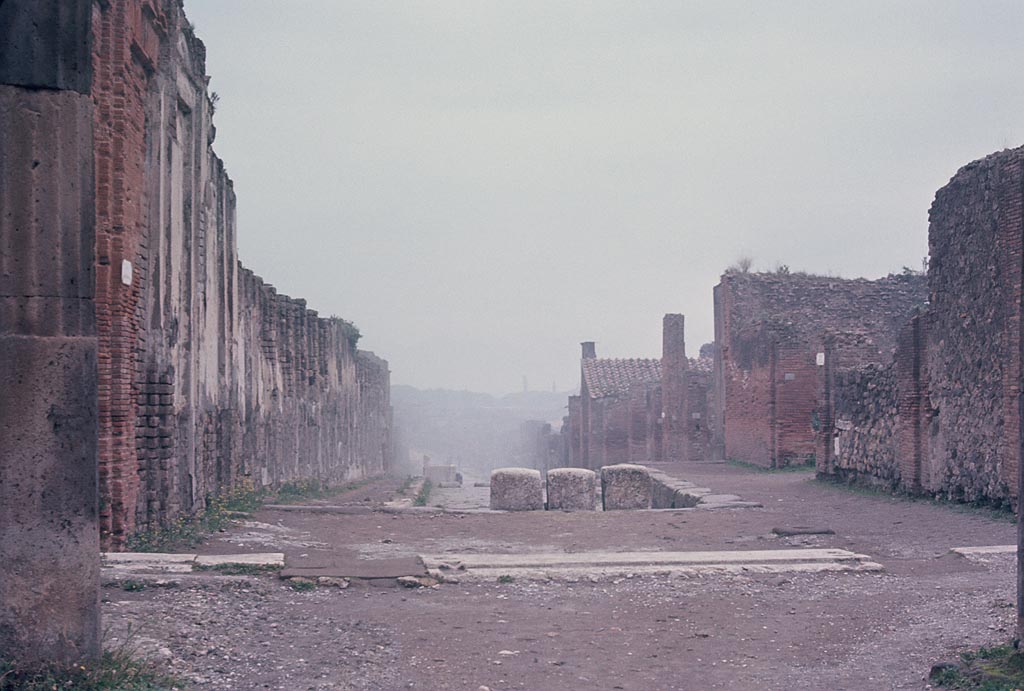 Via dell’Abbondanza, Pompeii. November 1966. Looking east from Forum. Photo courtesy of Rick Bauer.