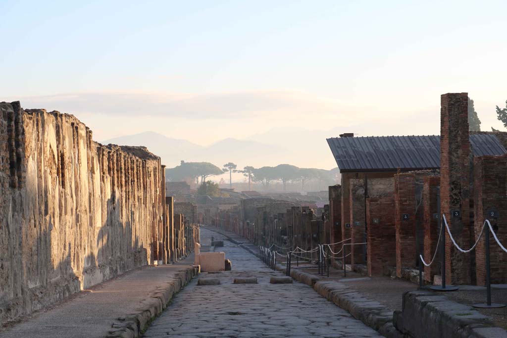 Via dell’Abbondanza, Pompeii. December 2018.
Looking east between VII.9, on left, and VIII.3.2, on right, with steps in pavement. Photo courtesy of Aude Durand.