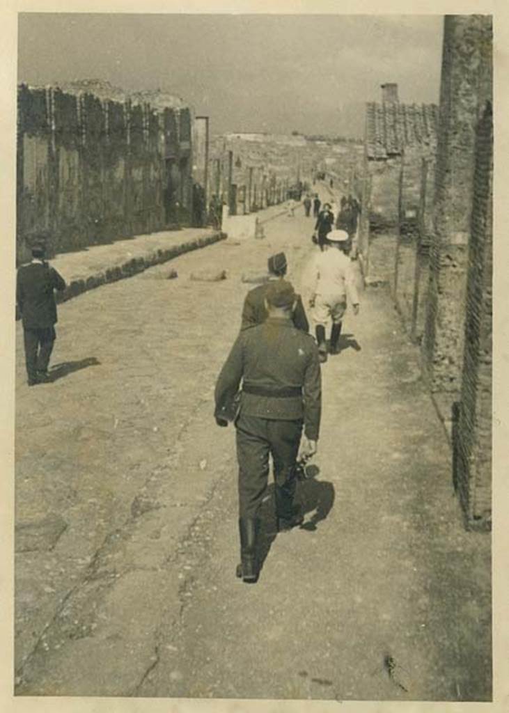 Via dell’ Abbondanza. 4th October 1937. Looking east from near VIII.3.2. Photo courtesy of Rick Bauer.