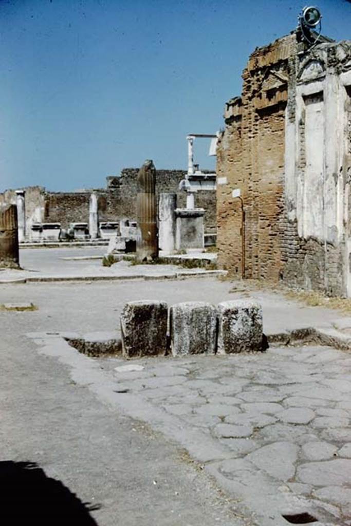 Via dell’ Abbondanza. Pompeii. 1961. Looking north-west to the Forum. Photo by Stanley A. Jashemski.
Source: The Wilhelmina and Stanley A. Jashemski archive in the University of Maryland Library, Special Collections (See collection page) and made available under the Creative Commons Attribution-Non Commercial License v.4. See Licence and use details.
J61f0795