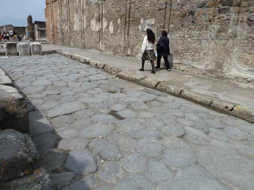 Via dell’Abbondanza, north side, May 2010. Looking north-west towards VII.9.