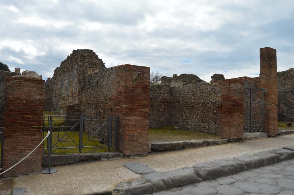 Via dell’Abbondanza, south side, March 2018.
Looking towards entrances at VIII.3.6, on left, VIII.3.5 in centre, and VIII.3.4, on right.
Foto Taylor Lauritsen, ERC Grant 681269 DÉCOR.