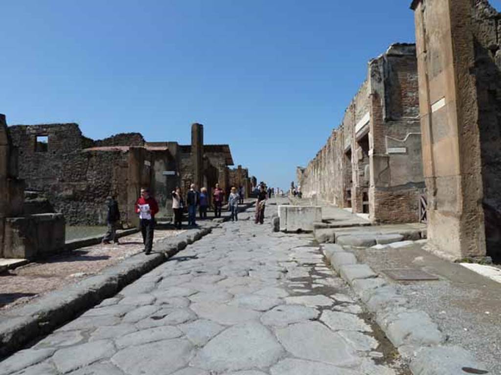 Via dell’Abbondanza. May 2010. Looking west  between VIII.3 and VII.9, from near VII.13.1.