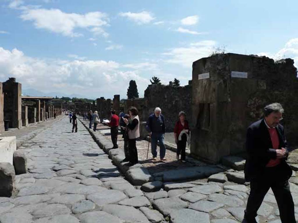 Via dell’Abbondanza, south side. May 2010. Looking east along VIII.5 from near junction with Vicolo dei Dodici (12) Dei.