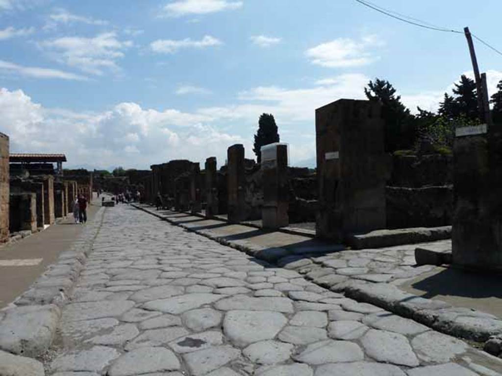 Via dell’Abbondanza, south side. May 2010. Looking east along VIII.5, from near junction with unnamed vicolo.