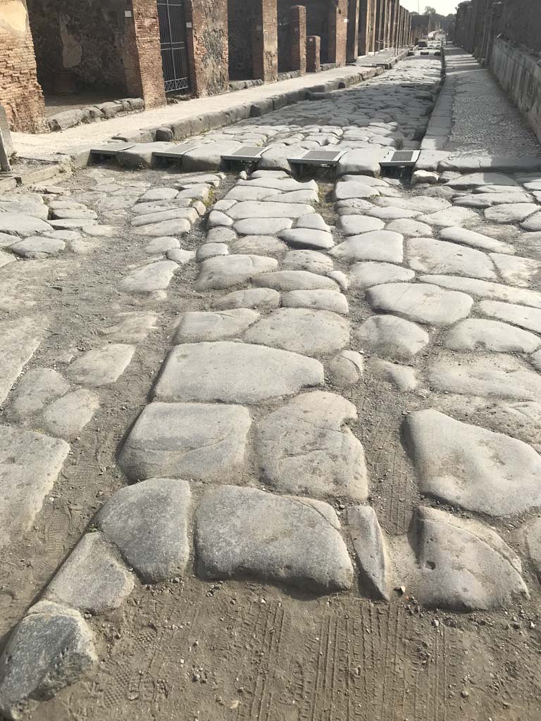Via della Fortuna, Pompeii. April 2019. Ruts in roadway. Photo courtesy of Rick Bauer. 

