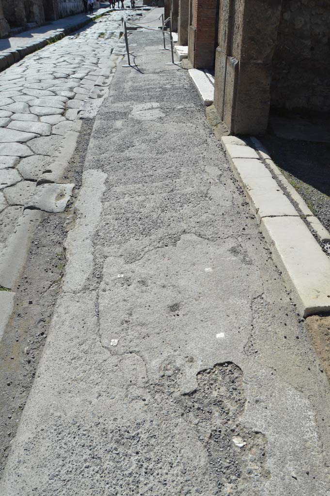 Via della Fortuna, March 2019. Looking west along pavement outside VI.12.4.
Foto Taylor Lauritsen, ERC Grant 681269 DCOR.

