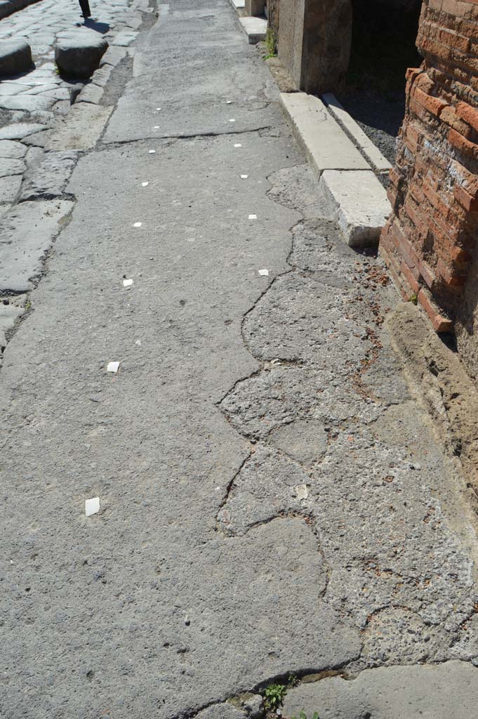 Via della Fortuna, March 2019. 
Looking west along detail of pavement from VI.12.6, on right.
Foto Taylor Lauritsen, ERC Grant 681269 DCOR.
