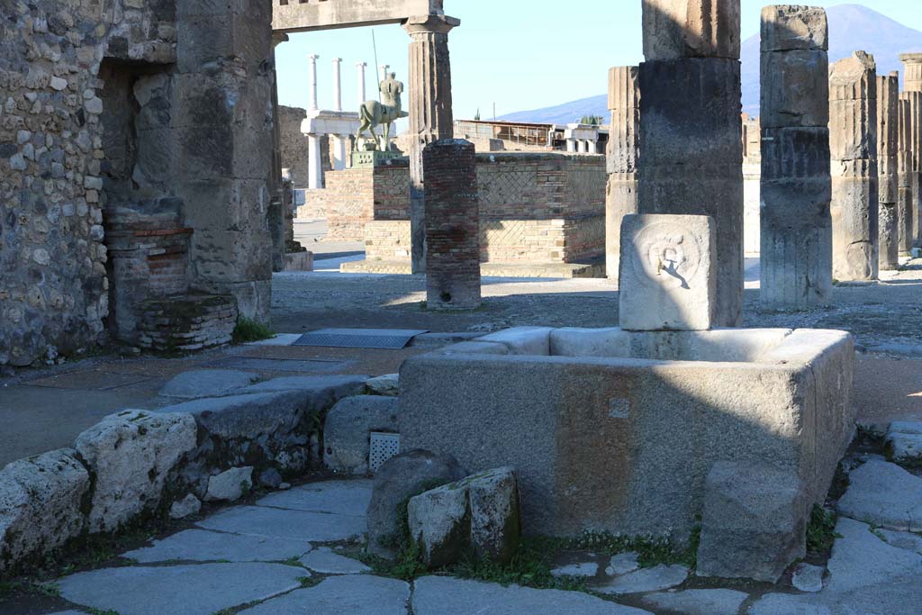 Via delle Scuole, north end, Pompeii. December 2018.
Looking north-west towards the Forum, from near altar at VIII.2.11 and fountain. Photo courtesy of Aude Durand.