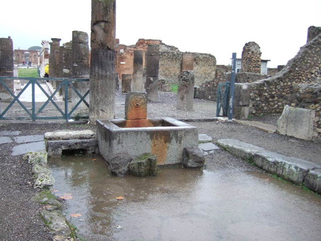 Via delle Scuole between VIII.2 and VIII.3. December 2005. Looking north at junction with the Forum.