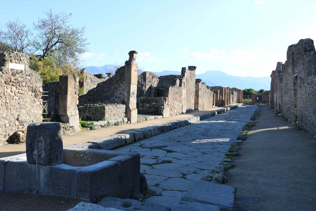 Via delle Scuole, Pompeii. December 2018.
Looking south along east side, between VIII.3, on left, and VIII.2, on right. Photo courtesy of Aude Durand.