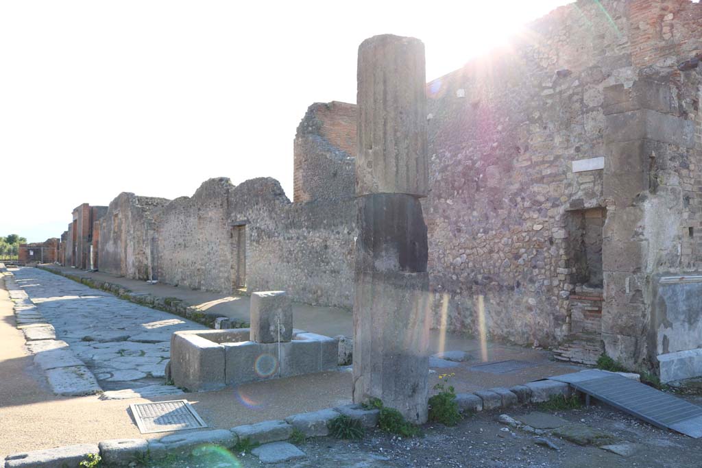 Via delle Scuole, west side, Pompeii. December 2018.
Looking south along west side of VIII.2, from Forum. Photo courtesy of Aude Durand.
