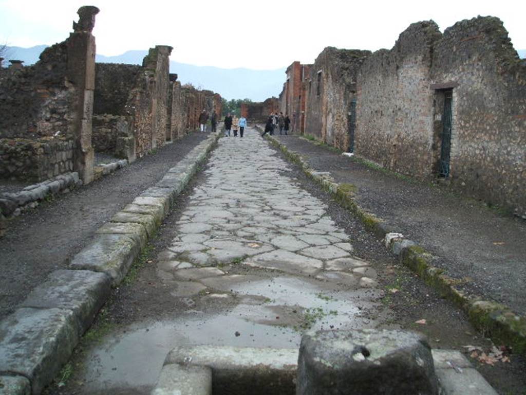 Via delle Scuole between VIII.3 and VIII.2. Looking south from junction with the Forum. December 2004.