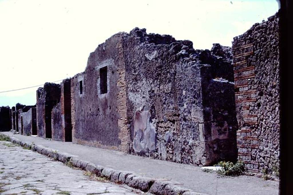 Via delle Scuole, west side, Pompeii. 1968. Looking south. Photo by Stanley A. Jashemski.
Source: The Wilhelmina and Stanley A. Jashemski archive in the University of Maryland Library, Special Collections (See collection page) and made available under the Creative Commons Attribution-Non Commercial License v.4. See Licence and use details.
J68f1187