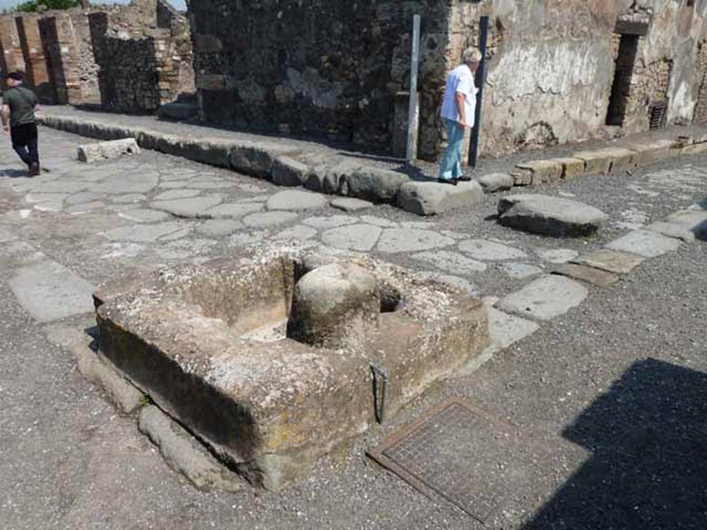 Via delle Scuole. May 2010. Looking north-east across the junction with Vicolo della Regina, at the southern end.
