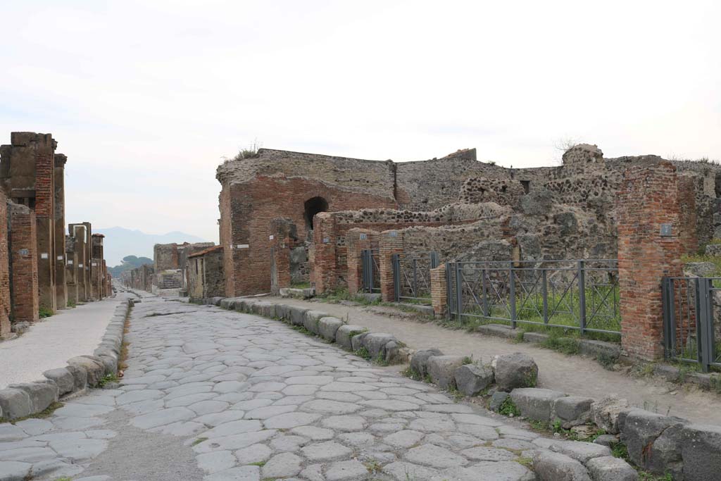 Via delle Terme, Pompeii. September 2018.
Looking east from near junction with Via Consolare and VI.6, on left, and VII.6.7, on right. Photo courtesy of Aude Durand.