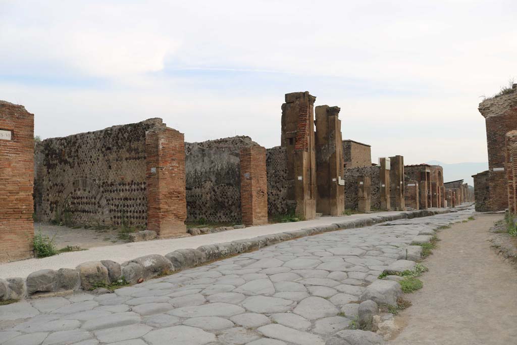 Via delle Terme, north side. December 2018. Looking east across south side of VI.6. Photo courtesy of Aude Durand.