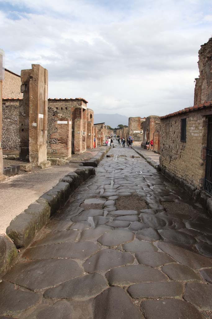 Via delle Terme. October 2020. Looking east between VI.6 and VII.5. Photo courtesy of Klaus Heese.